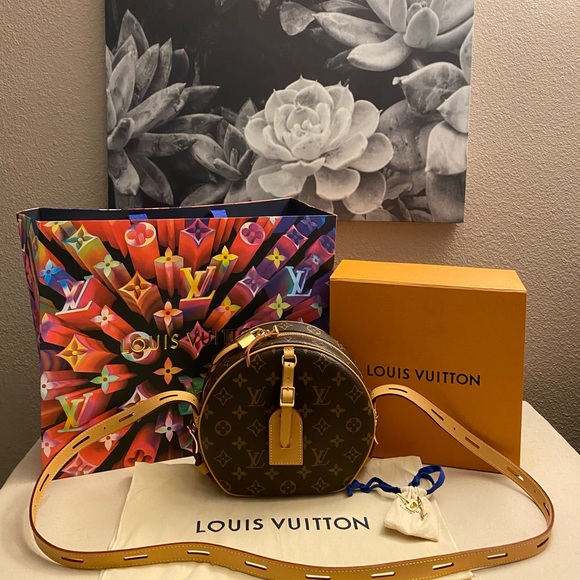 Louis Vuitton Handbags - Louis Vuitton BOITE CHAPEAU SOUPLE MM listing 1/2